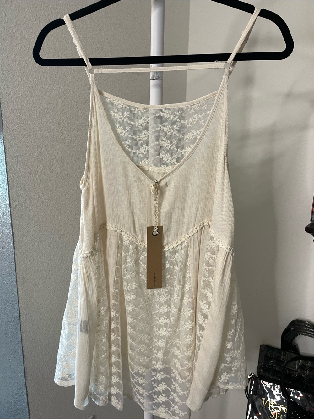POL Cream Lace-Trim High Low Top with adjustable straps - Picture 4 of 7